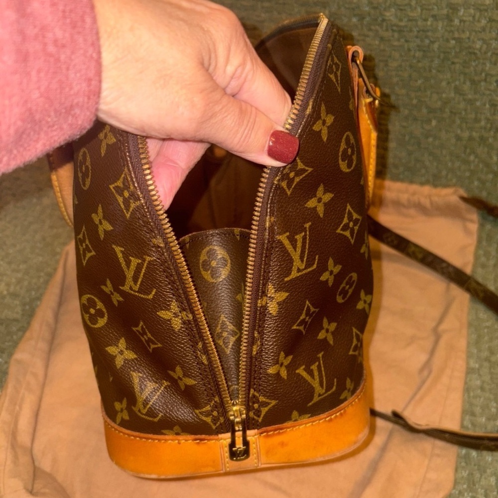 COA Louis Vuitton Monogram
ALMA PM
SATCHEL BAG & dust bag - Picture 10 of 17